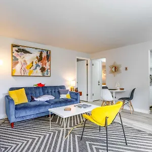 Garden Walk To Water And Amenities! Apartment Seattle